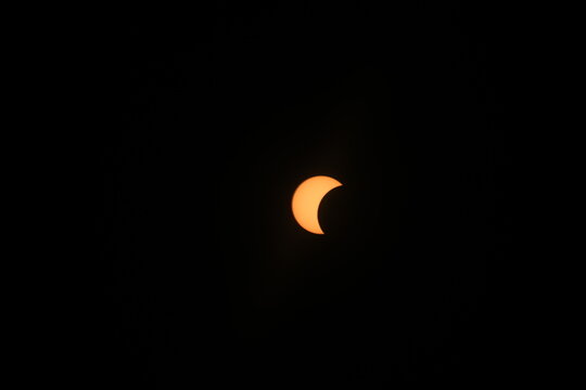 Fase intermedia de eclipse solar  con mayor cobertura de la luna sobre el sol.