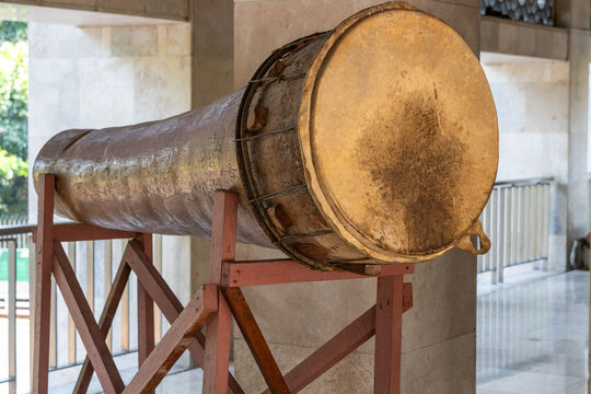 A traditional wooden beduk used atIstiqlal Mosque