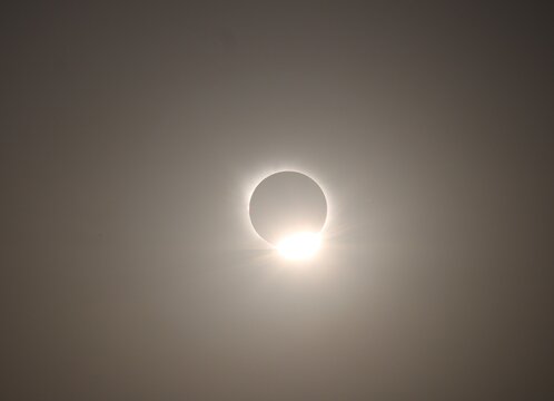 Fase de totalidad de un eclipse solar total con la luna ocultando por completo el disco solar.