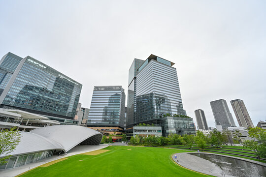 大阪・梅田のグラングリーン大阪とうめきた公園、緑豊かな都市景観【大阪風景】