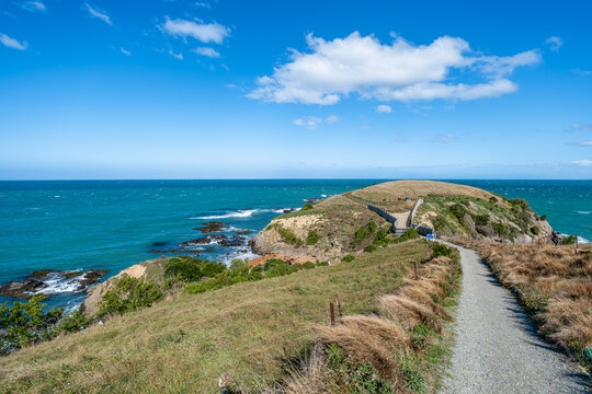 Wanderweg mit Aussichtsplattform auf der Landzunge von Katiki Point Neuseeland
