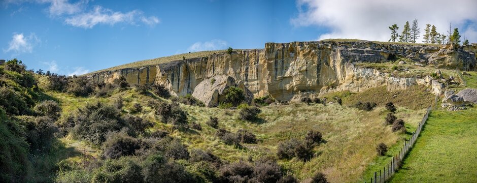 Kalksteinklippen der Earthquakes Formation mit Sonnenstern bei Duntroon Neuseeland