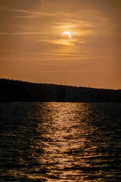 Partielle Sonnenfinsternis am Abendhimmel ueber dem Meer bei Zinnowitz Usedom 2026