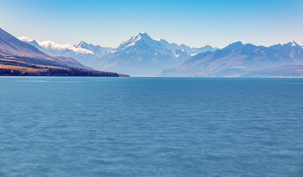 Tuerkisfarbener Lake Pukaki mit Blick auf Aoraki Mount Cook Neuseeland