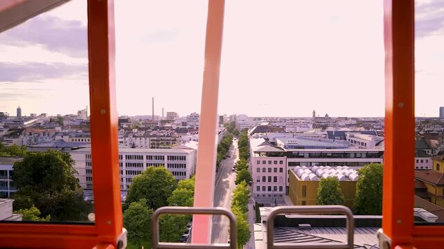 Blick aus einem Riesenrad &uuml;ber den K&ouml;nigsplatz in M&uuml;nchen bei Sonnenuntergang