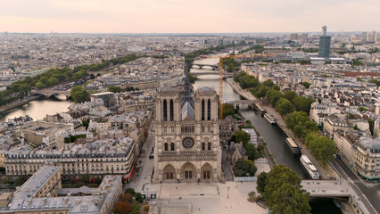 Fototapeta premium Notre Dame Cathedral surrounded by bridges and Paris rooftops