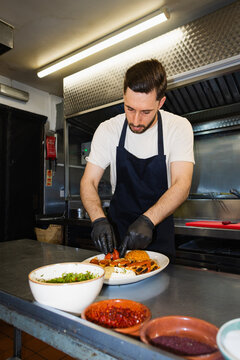 Final touches on a Turkish kebab plate