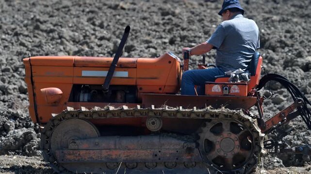 Agricoltura aratura e preparazione del terreno con trattore agricolo cingolato