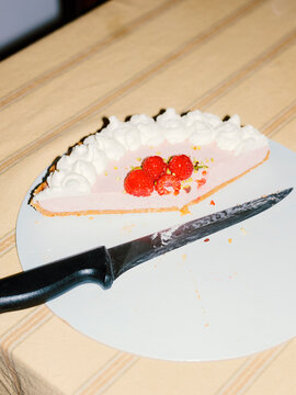 serving Holiday fruit raspberry tart