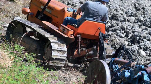 Agricoltura aratura e preparazione del terreno con trattore agricolo cingolato