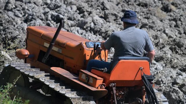 Lavorazione del terreno con mezzo cingolato aratura terreno molto duro