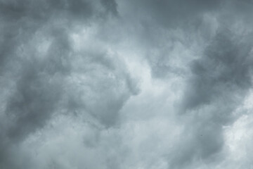 Obraz premium Clouds gather over a city before a rainstorm in the late afternoon during the summer season
