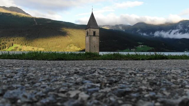 Il campanile sommerso nel Lago di Resia in Val Venosta