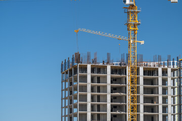 Modern construction site bustling with activity under a clear blue sky in a vibrant urban setting © beholdereye