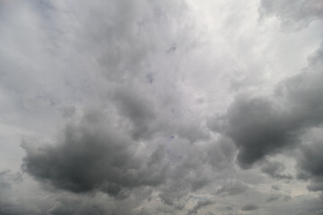 Obraz premium Swirling gray clouds create a dramatic sky over a tranquil landscape during a moody afternoon