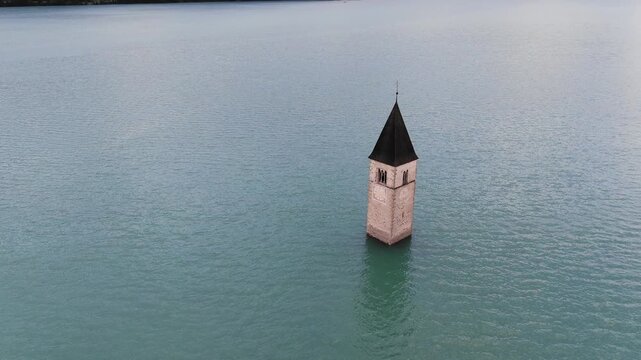 Il campanile sommerso nel Lago di Resia in Val Venosta