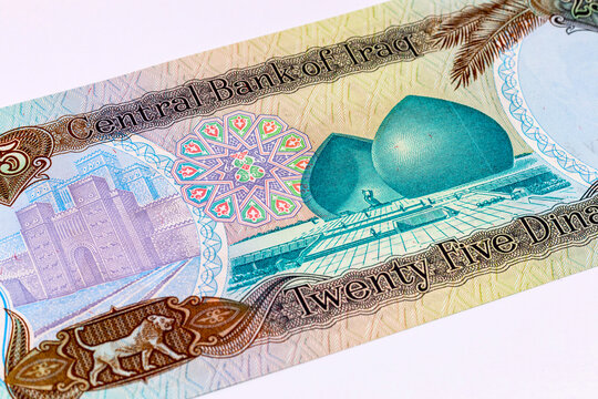 25 Dinars Iraq, banknote 1986 with the image of Martyr Monument and Ishtar Gate. Old money of Iraq.