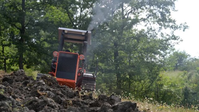 Lavorazione del terreno con mezzo cingolato aratura terreno molto duro