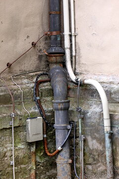 Leitungen an einem Haus