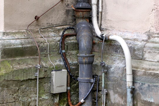 Leitungen an einem Haus