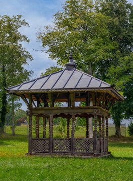 H&ouml;lzerne Pagode im Park des Buchheim Museums am Starnberger See, Bernried, Oberbayern, Bayern, Deutschland