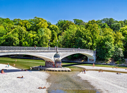 Menschen erfrischen sich am Ufer der k&uuml;hlen Isar an einem hei&szlig;en Sommertag, M&uuml;nchen, Oberbayern, Bayern, Deutschland