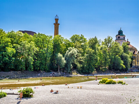 Menschen erfrischen sich am Ufer der k&uuml;hlen Isar an einem hei&szlig;en Sommertag, M&uuml;nchen, Oberbayern, Bayern, Deutschland