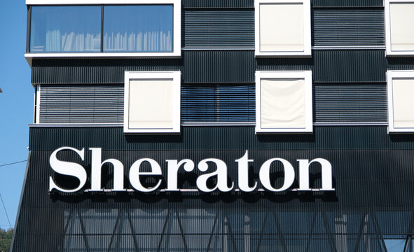 Sheraton Logo auf Sheraton Hotel in Z&uuml;rich in der Schweiz, eine Marke vom Marriott international Hotelkonzern, Z&uuml;rich 13.8.2026