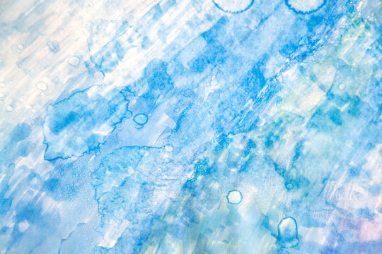  Primer plano de acuarela azul con marcas de burbujas, textura abstracta. Textura art&iacute;stica abstracta para dise&ntilde;o creativo y recursos editoriales de papeler&iacute;a.