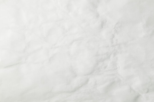  Textura de papel arrugado blanco, luz suave, fondo limpio m&iacute;nimo. Superficie de papel arrugado blanco suave con sombra y grano sutiles. Recurso de fondo m&iacute;nimo y limpio para uso editorial y de dise&ntilde;o