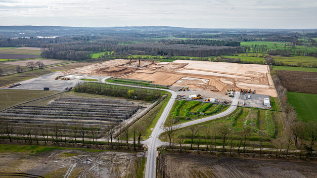 Gesamtaufnahme einer Gro&szlig;baustelle f&uuml;r eine  Konverterstation, Vogelperspektive - Luftaufnahme.