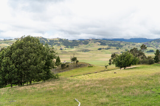 Paisaje rural de colinas verdes y campos de cultivo en Arcabuco Boyac&aacute; Colombia