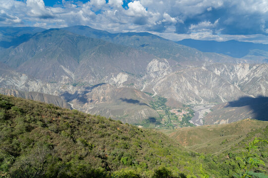 Vista panoramica del Ca&ntilde;&oacute;n del Chicamocha y el municipio de Cepita Santander Colombia