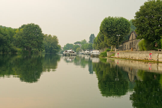 La Charente &agrave; Jarnac offre un d&eacute;cor paisible o&ugrave; le fleuve m&eacute;andre doucement, bord&eacute; de quais historiques, de chais r&eacute;put&eacute;s et de parcs verdoyants invitant &agrave; la fl&acirc;nerie et aux loisirs nautiques.