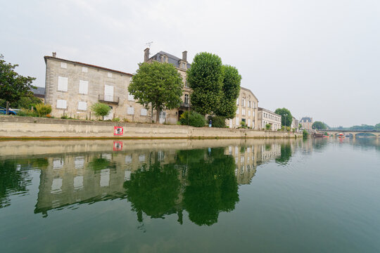La Charente &agrave; Jarnac offre un d&eacute;cor paisible o&ugrave; le fleuve m&eacute;andre doucement, bord&eacute; de quais historiques, de chais r&eacute;put&eacute;s et de parcs verdoyants invitant &agrave; la fl&acirc;nerie et aux loisirs nautiques.