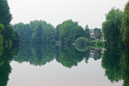 La Charente &agrave; Jarnac offre un d&eacute;cor paisible o&ugrave; le fleuve m&eacute;andre doucement, bord&eacute; de quais historiques, de chais r&eacute;put&eacute;s et de parcs verdoyants invitant &agrave; la fl&acirc;nerie et aux loisirs nautiques.