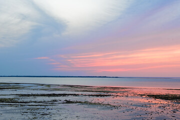 Le paysage maritime de l'île de Ré se caractérise par des marais salants, des plages de sable fin, des dunes préservées et des estrans sauvages façonnés par la lumière et les marées atlantiques. © bru greg