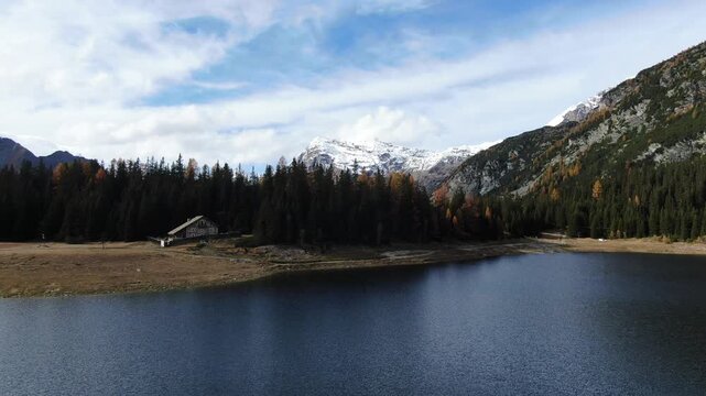 Ripresa aerea del foliage al Lago Pal&ugrave; in Valmalenco, Lombardia, in autunno