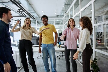 Obraz premium Diverse business team having fun during a collaborative office meeting
