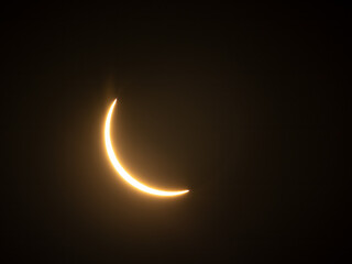 Bright solar crescent during an advanced phase of a solar eclipse. © Edu Estellez