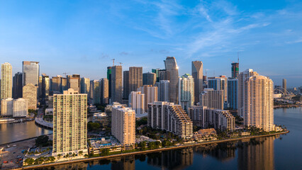 Naklejka premium Aerial sunrise view of Miami skyline across Biscayne Bay