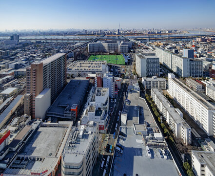 高高層ビル群と広大な住宅街が広がる関東の都市風景