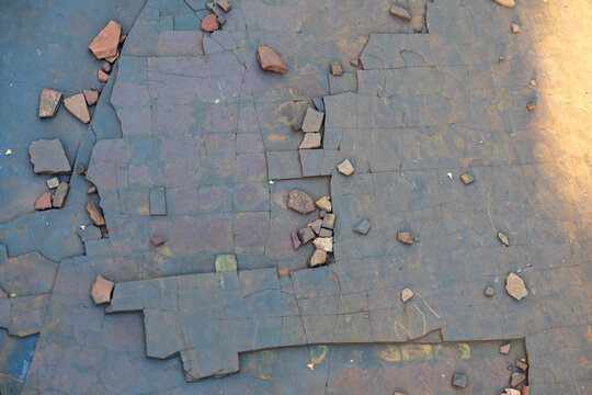 Unique grid pattern in natural slate slab