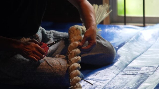 輪飾りを作る女性