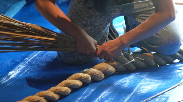 輪飾りを作る女性