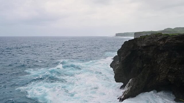 断崖に打ち寄せる荒波　沖縄　宮古島市　七又海岸