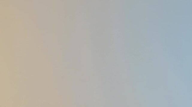 ピーチへ静かに移ろうグラデーション背景