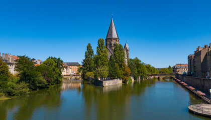 Fototapeta premium Temple Neuf church standing on an island in the Moselle River on a sunny day