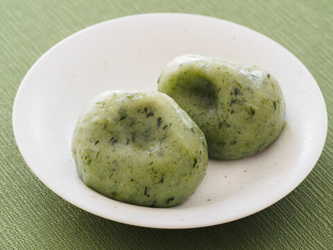 白い皿の上の美味しい草餅