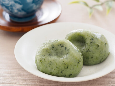 白い皿の上の美味しい草餅